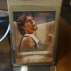 2004-05 skybox autographics dirk Nowitzki  card
